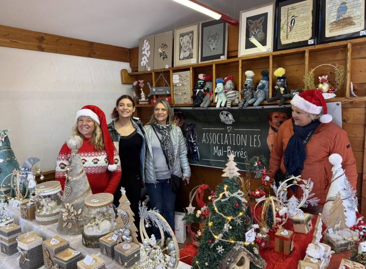 Stand de l'association Les Mal-Barrés durant le marché de Noël de Praz des 30 novembre et 1er décembre 2024 - Yann Jaccaz