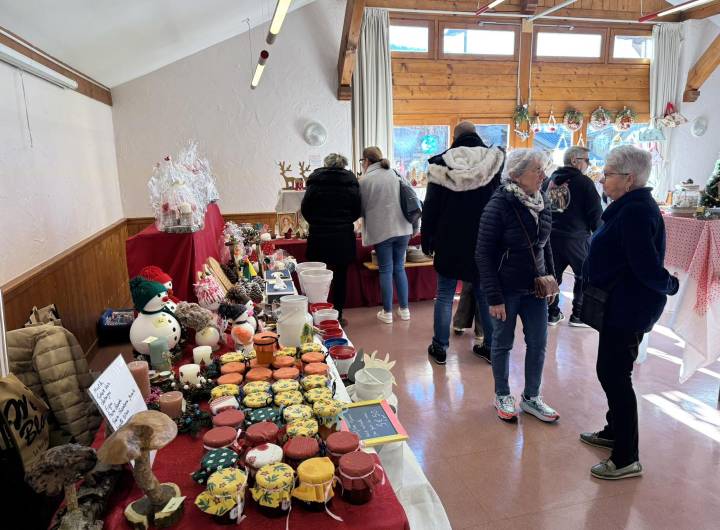 Stand présent lors du marché de Noël de Praz des 30 novembre et 1er décembre 2024 organisé par l'association Les Mal-Barrés - Yann Jaccaz