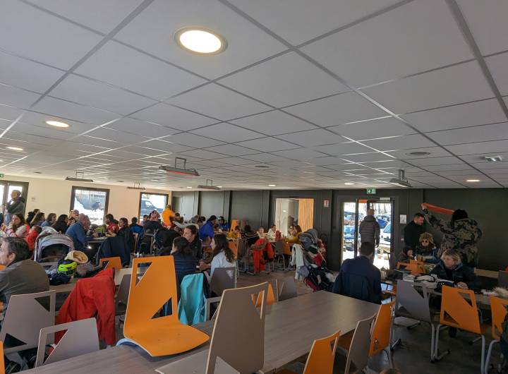 Salle et village de food trucks aux Varins le 12 janvier 2025 - Marie-Anaïs Lien