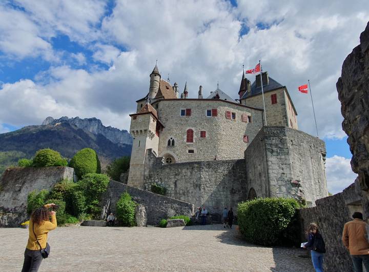 Attention les yeux… voici le Château de Menthon-Saint-Bernard ! - Maryse Briffaz