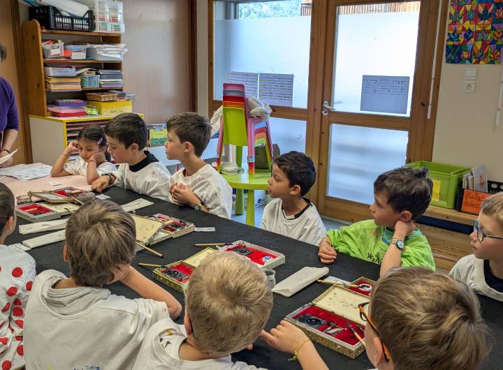 Atelier de calligraphie des élèves de l'école des Éterlous des 22 et 23/05/2025 - Marie-Anaïs Lien