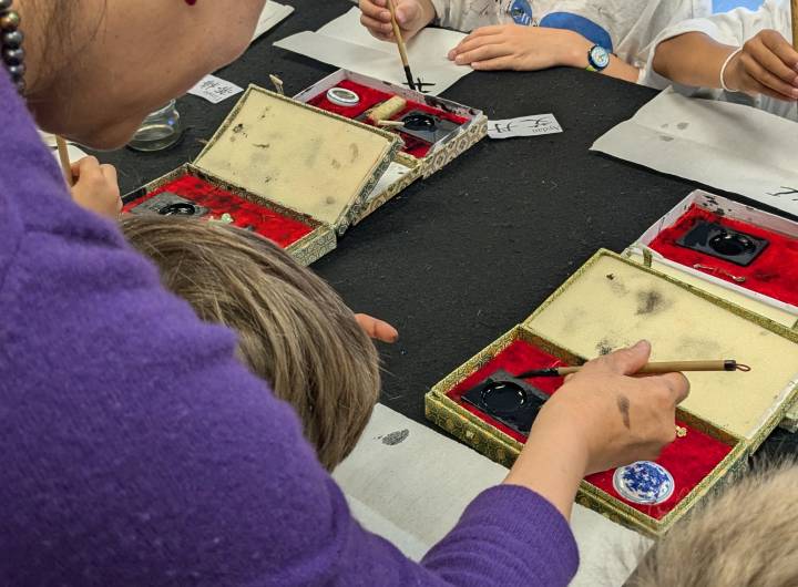 Atelier de calligraphie des élèves de l'école des Éterlous des 22 et 23/05/2025 - Marie-Anaïs Lien