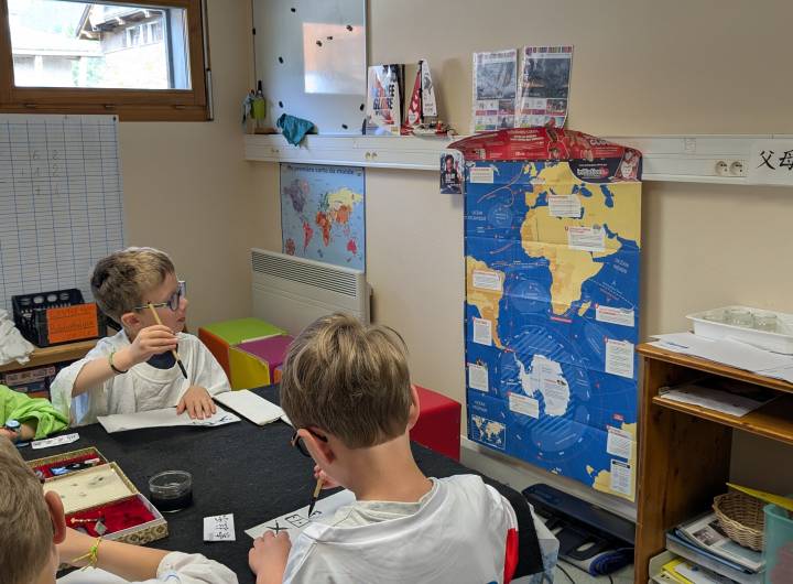 Atelier de calligraphie des élèves de l'école des Éterlous des 22 et 23/05/2025 - Marie-Anaïs Lien