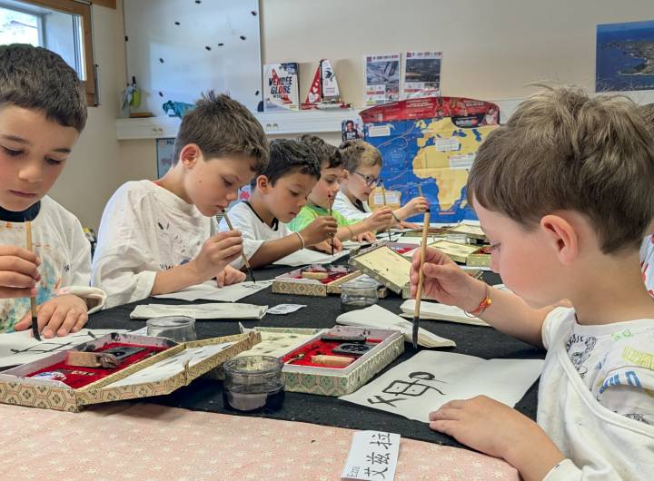 Atelier de calligraphie des élèves de l'école des Éterlous des 22 et 23/05/2025 - Marie-Anaïs Lien