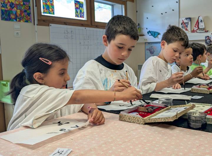 Atelier de calligraphie des élèves de l'école des Éterlous des 22 et 23/05/2025 - Marie-Anaïs Lien