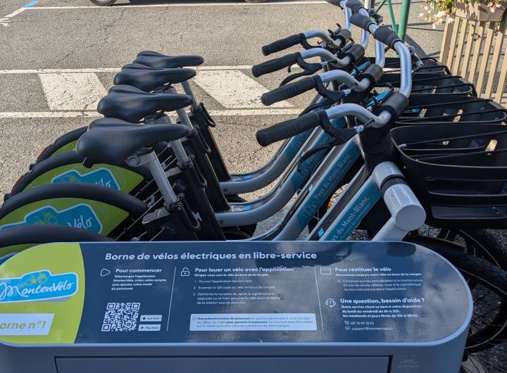 Station de vélos Montenvélo située sur le parking de la Mairie - Marie-Anaïs Lien