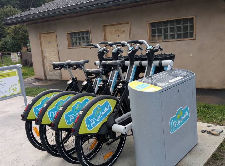 Station de vélos Montenvélo située entre le parking et le restaurant des Belles - Marie-Anaïs Lien