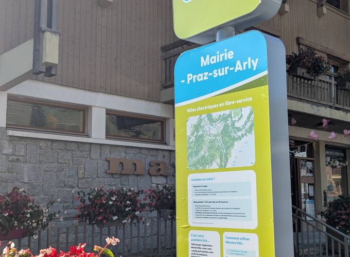 Station de vélos Montenvélo située sur le parking de la Mairie - Marie-Anaïs Lien