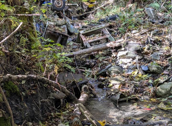 Déchets (ferraille, porcelaine...) ayant été évacués du site - Marie-Anaïs Lien