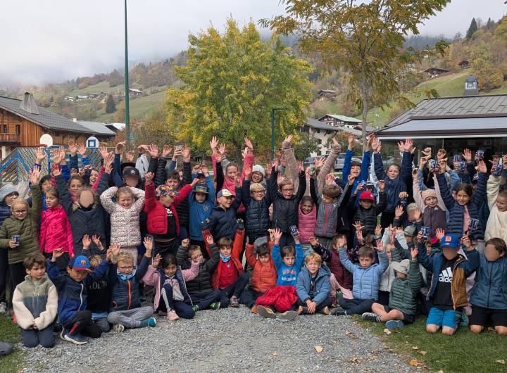 Les élèves de l’école tous réunis sur la ligne de départ, après les courses © Marie-Anaïs Lien