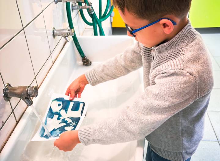 Lavage à l’eau d’un cyanotype exposé au soleil – Margaux Meurisse