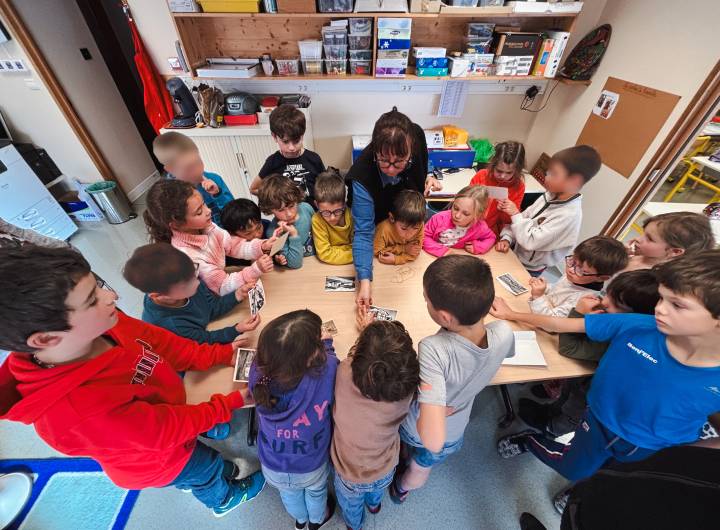 Anciennes cartes postales représentant l’Hôtel du Mont-Charvin présentées aux enfants – Margaux Meurisse