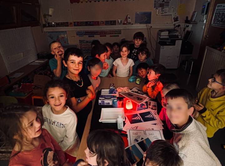 Démonstration des étapes du cyanotype aux enfants – Margaux Meurisse