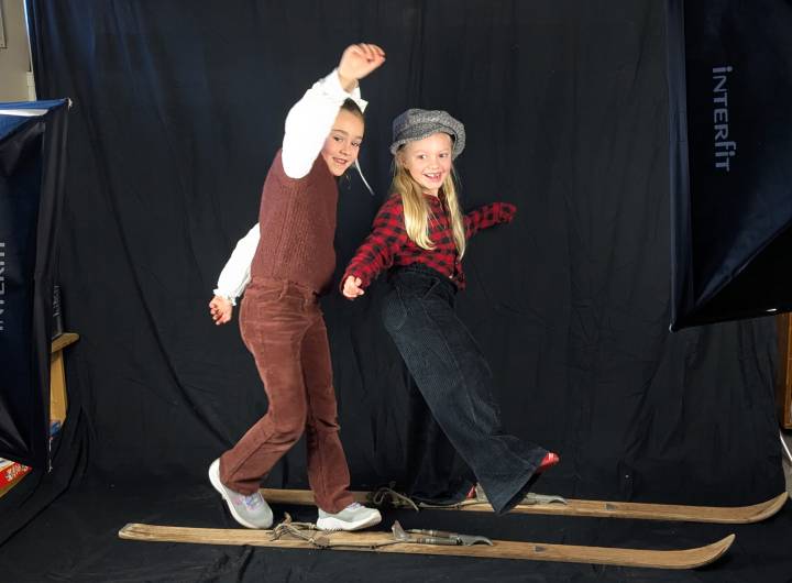 Avec les pot à lait, panier en osier, chemise à carreaux et autres accessoires, les élèves ont adoré représenter des scènes de l’époque de leurs grands-parents ! - Marie-Anaïs Lien