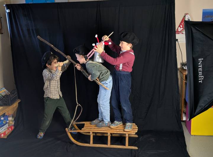 Avec les pot à lait, panier en osier, chemise à carreaux et autres accessoires, les élèves ont adoré représenter des scènes de l’époque de leurs grands-parents ! - Marie-Anaïs Lien