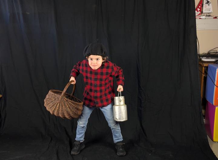 Avec les pot à lait, panier en osier, chemise à carreaux et autres accessoires, les élèves ont adoré représenter des scènes de l’époque de leurs grands-parents ! - Marie-Anaïs Lien