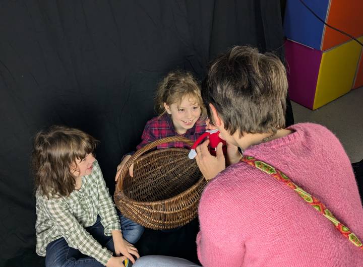 Avec les pot à lait, panier en osier, chemise à carreaux et autres accessoires, les élèves ont adoré représenter des scènes de l’époque de leurs grands-parents ! - Marie-Anaïs Lien