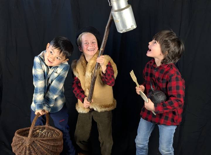 Avec les pot à lait, panier en osier, chemise à carreaux et autres accessoires, les élèves ont adoré représenter des scènes de l’époque de leurs grands-parents ! - Marie-Anaïs Lien