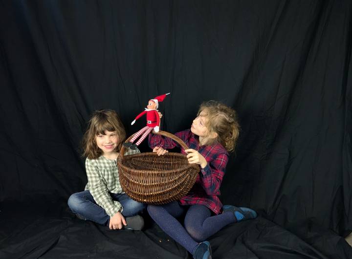 Avec les pot à lait, panier en osier, chemise à carreaux et autres accessoires, les élèves ont adoré représenter des scènes de l’époque de leurs grands-parents ! - Marie-Anaïs Lien