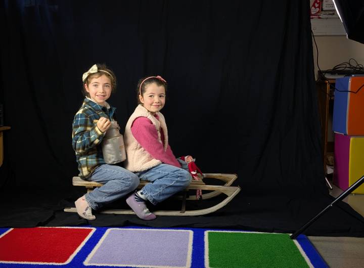 Avec les pot à lait, panier en osier, chemise à carreaux et autres accessoires, les élèves ont adoré représenter des scènes de l’époque de leurs grands-parents ! - Marie-Anaïs Lien