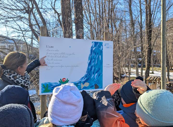 Élèves admirant leur chef d’œuvre sur l'eau - Marie-Anaïs Lien