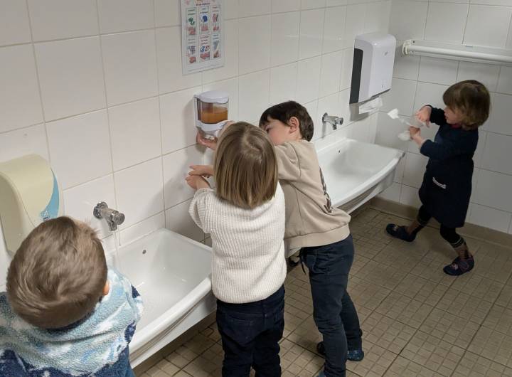 Atelier de confection des bougies à l'école maternelle le 12/12/2025 - Marie-Anaïs Lien