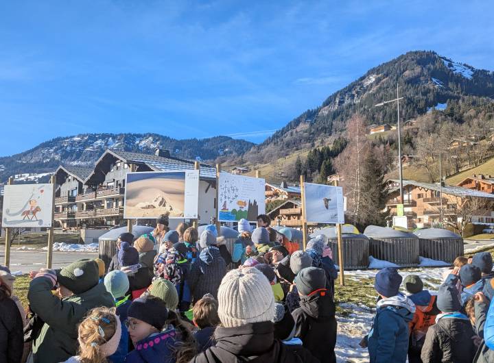 Élèves admirant leurs chefs d’œuvre sur l'air - Marie-Anaïs Lien