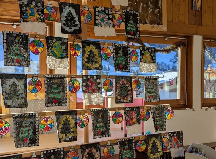 Sapins peints et décorés par les élèves de la maternelle - Marie-Anaïs Lien