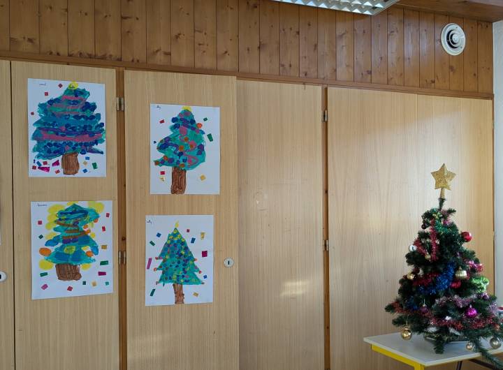 Sapins peints par les élèves de la maternelle - Marie-Anaïs Lien
