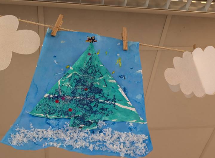 Sapins peints par les élèves de la maternelle - Marie-Anaïs Lien