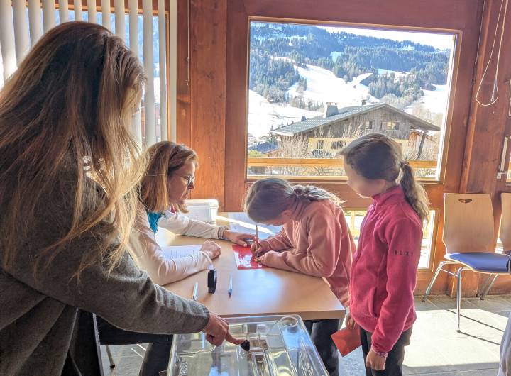 Élections des élèves de l'école des Éterlous pour choisir entre une après-midi crêpes, JO ou création Pâques le 13/03/2026 - Marie-Anaïs Lien