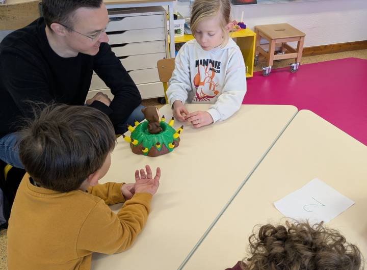 Jeux de société et activités motrices de coopération à l'école maternelle Saint-Joseph de Praz-sur-Arly le 26/03/2026 - Marie-Anaïs Lien