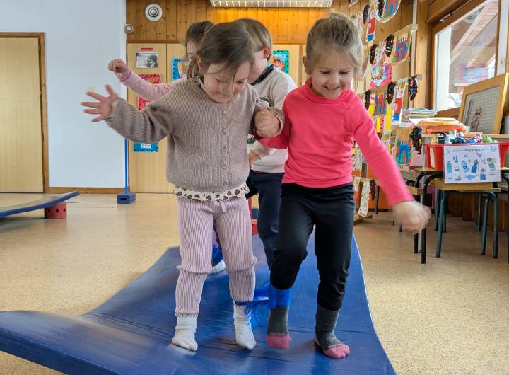 Jeux de société et activités motrices de coopération à l'école maternelle Saint-Joseph de Praz-sur-Arly le 26/03/2026 - Marie-Anaïs Lien