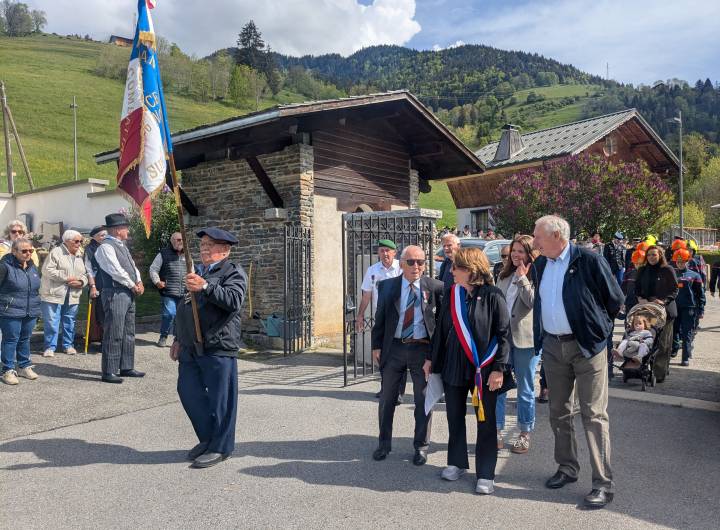C'est le porte-drapeau Roger Morand qui ouvrait le défilé le 8 mai, suivi par Raymond Perrin (président des anciens combattants), Séverine Fontanges (maire) et René De Monte (1er adjoint). - Marie-Anaïs Lien