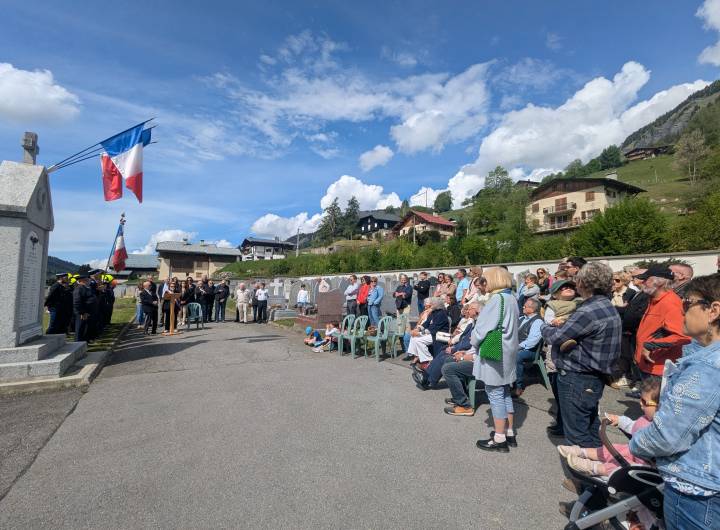 Les habitants ont été nombreux pour accueillir la première cérémonie du 8 mai du nouveau conseil municipal. - Marie-Anaïs Lien