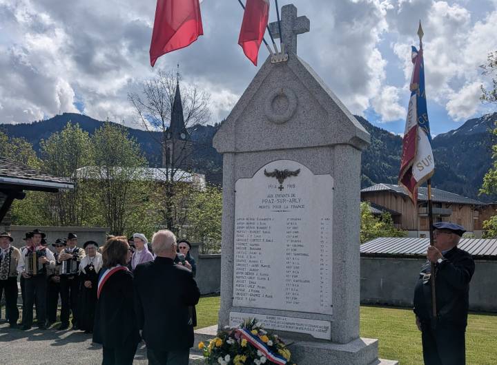 Séverine Fontanges (maire), Raymond Perrin (président des anciens combattants) et Roger Morand (porte-drapeau) le 8 mai 2026 - Marie-Anaïs Lien