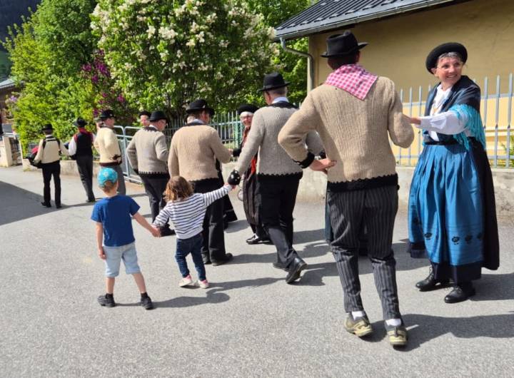 Les Lou Gapians ont animé avec brio le défilé jusqu'au cimetière, ainsi que le retour jusqu'à la mairie. - Marie-Anaïs Lien