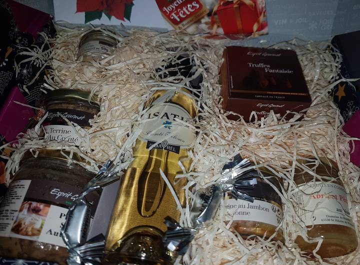 Composition des colis de Noël de 2020, remis en 2021