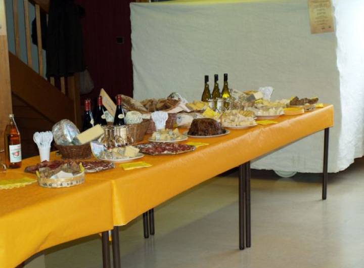 Un volet du contrat étant dédié aux produits du terroir, les trois communes avaient fait venir un panel des productions de nos agriculteurs locaux.