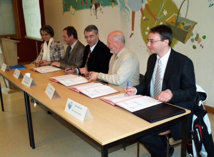 Signature officielle du premier Contrat Stations Durables