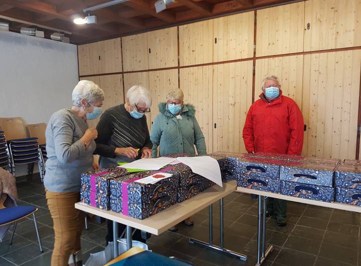 Bénévoles distribuant les colis de Noël aux Anciens, début 2021