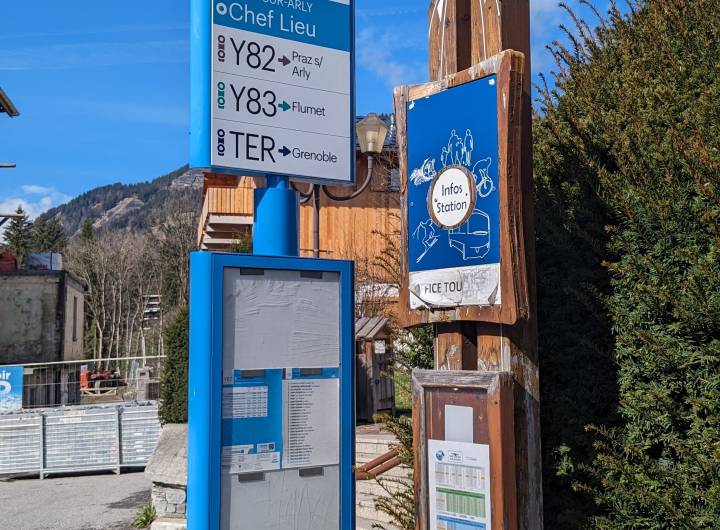 Lignes de bus 82 et 83 : l’arrêt « Chef-lieu » face à l’office du tourisme - Marie-Anaïs Lien