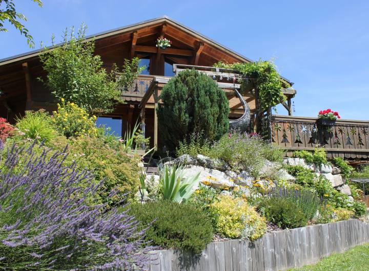 Concours des maisons fleuries 2023 : catégorie &quot;Chalet sans potager&quot; - Solange Cooke