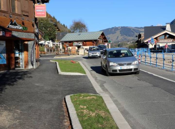 Réaménagement le long de la RD1212 : trottoirs, nouveaux espaces verts...