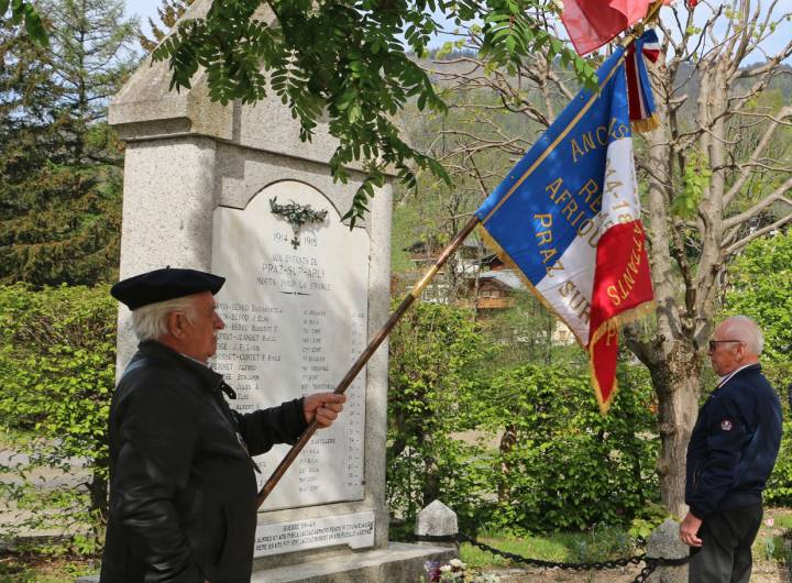 Roger Morand devant le monument aux morts, aux côtés du président des anciens combattants, Raymond Perrin, le 8 mai 2020 - Pierre Bessy