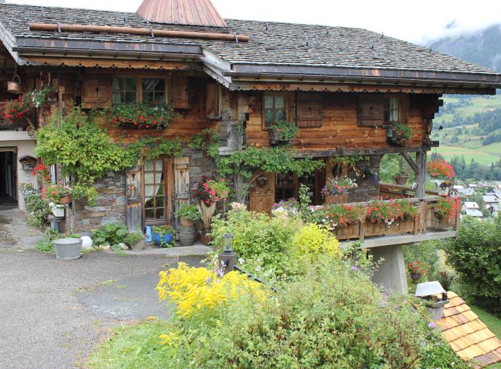 Concours des maisons fleuries 2025, catégorie « Chalets sans potager » - Solange Cooke