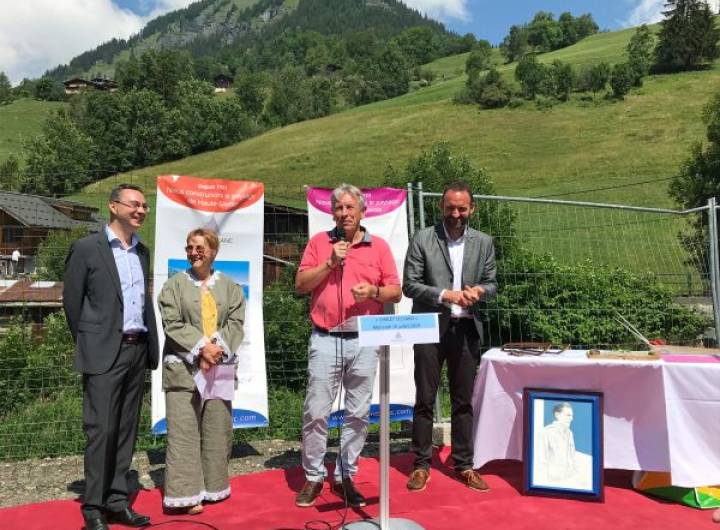 La famille Sylvand, bien représentée lors de cet hommage à Roger, inventeur du traîneau de secours © Cécile Cornillon
