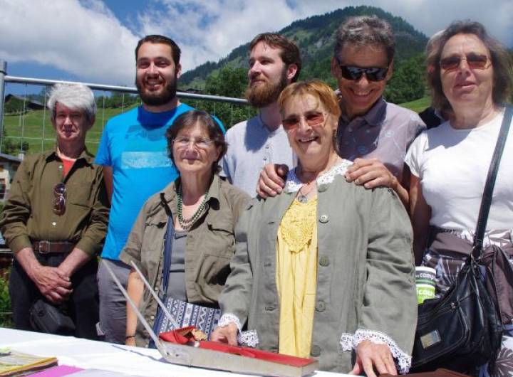 La famille Sylvand, bien représentée lors de cet hommage à Roger, inventeur du traîneau de secours © Cécile Cornillon