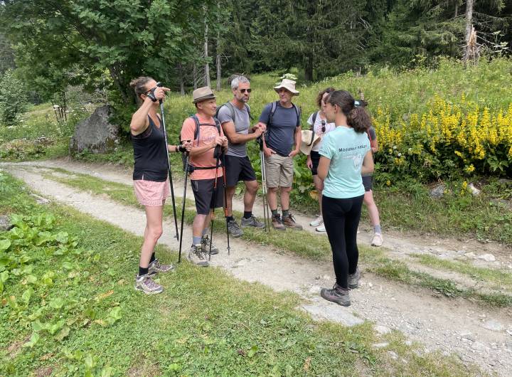 Sensibilisation dans les alpages par les médiateurs de la CCPMB durant l'été 2023 - CCPMB