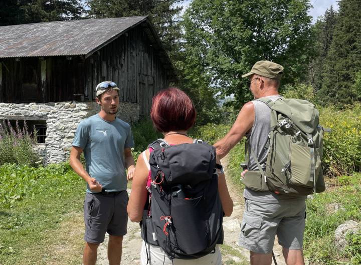 Sensibilisation dans les alpages par les médiateurs de la CCPMB durant l'été 2023 - CCPMB